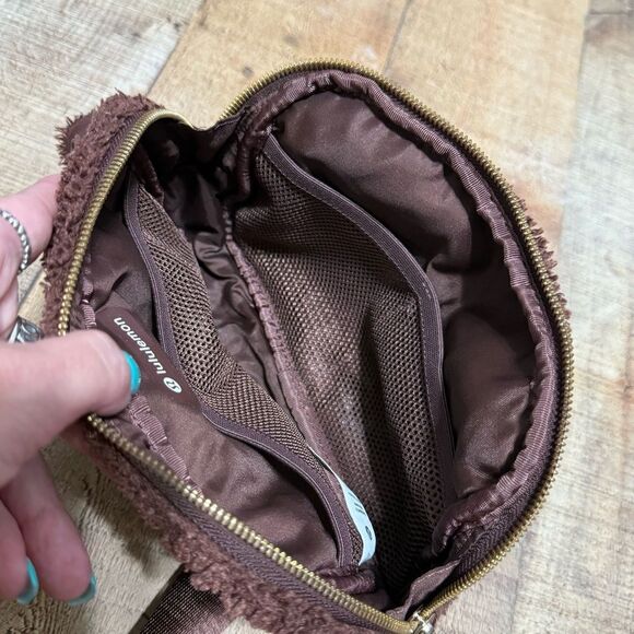 Lululemon Athletica Everywhere Belt Bag Large Fleece In Brown & Gold LU9BDUS - Picture 14 of 16